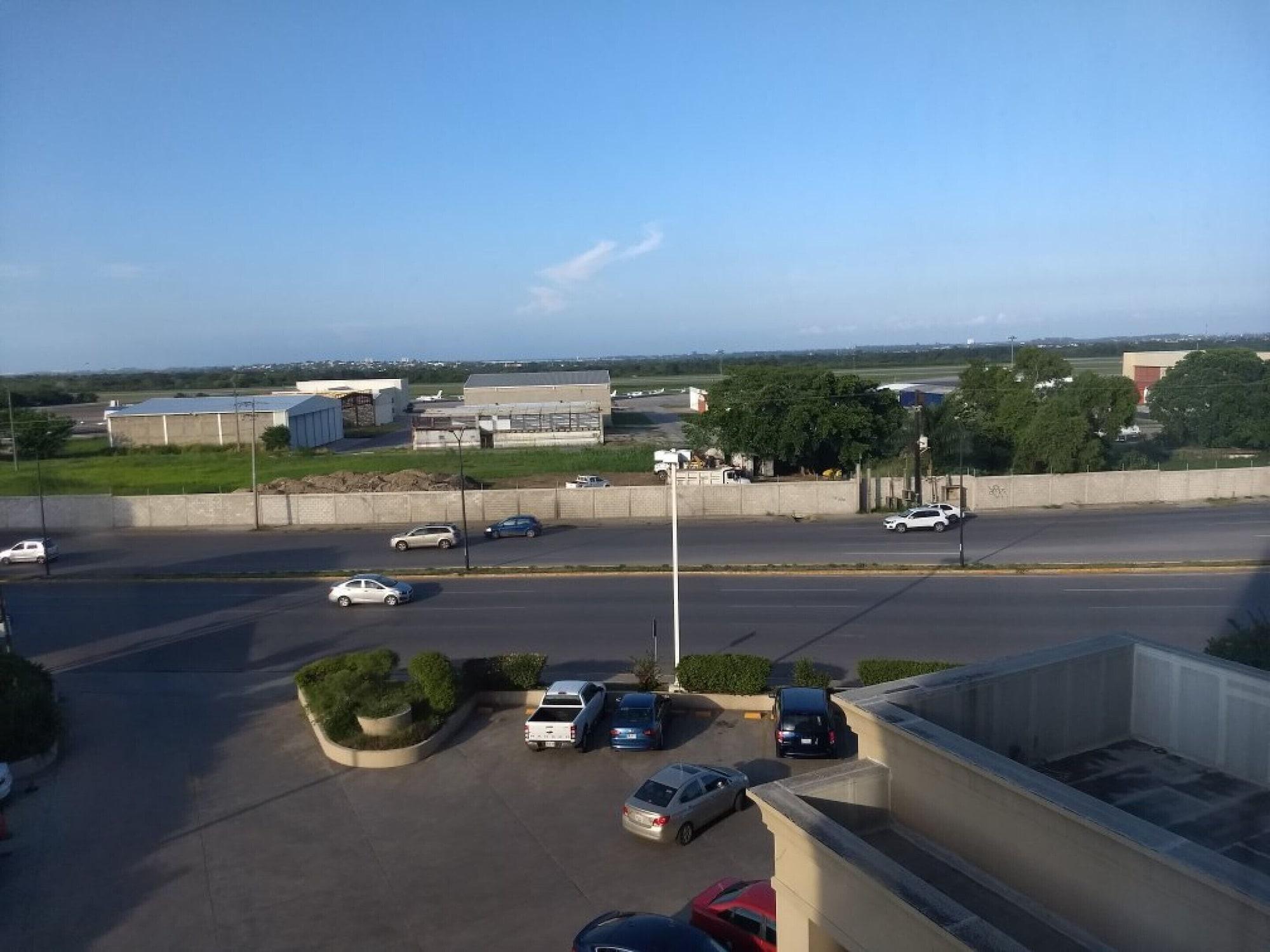 Hampton Inn Tampico Airport Екстер'єр фото