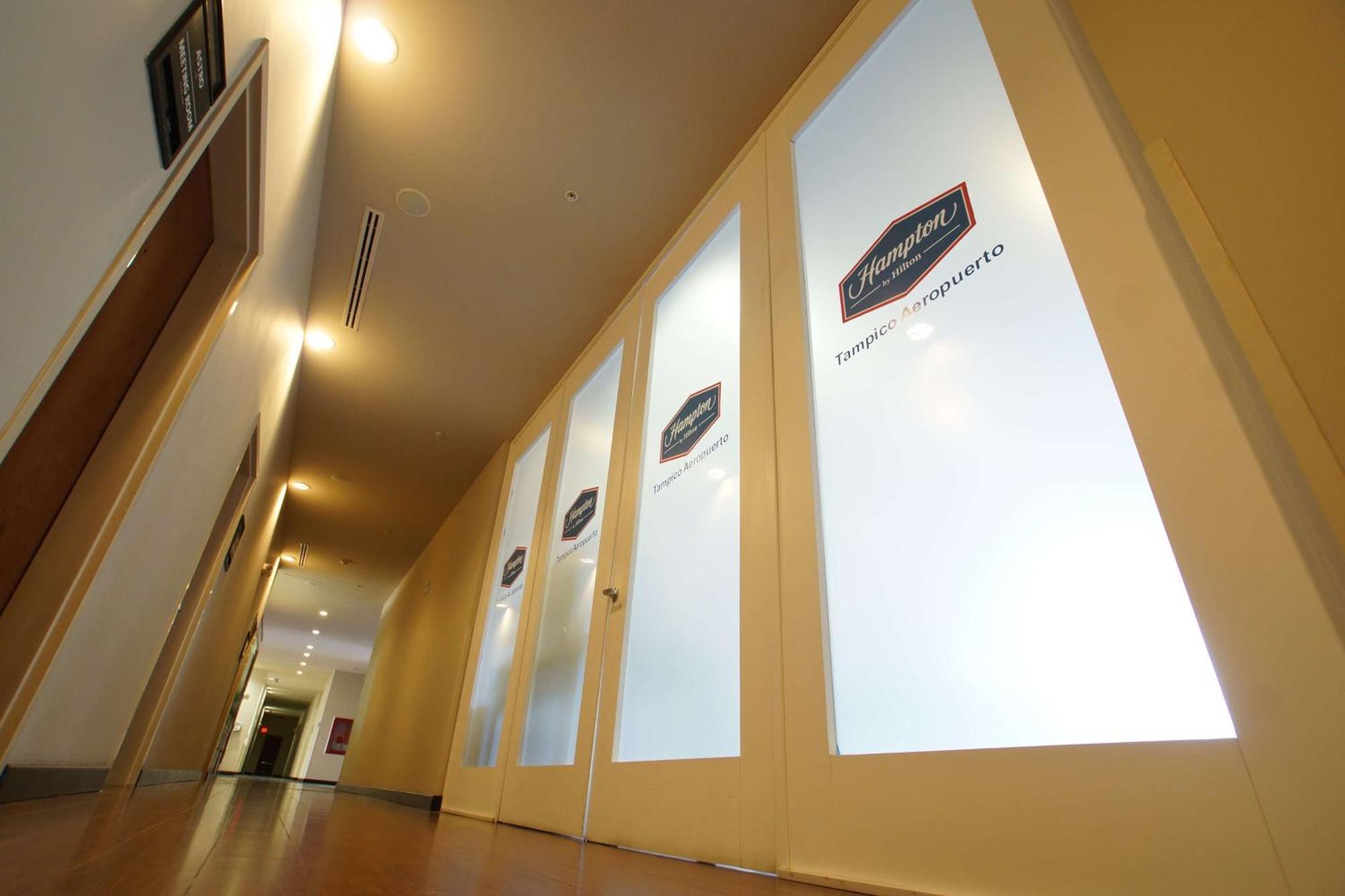 Hampton Inn Tampico Airport Екстер'єр фото
