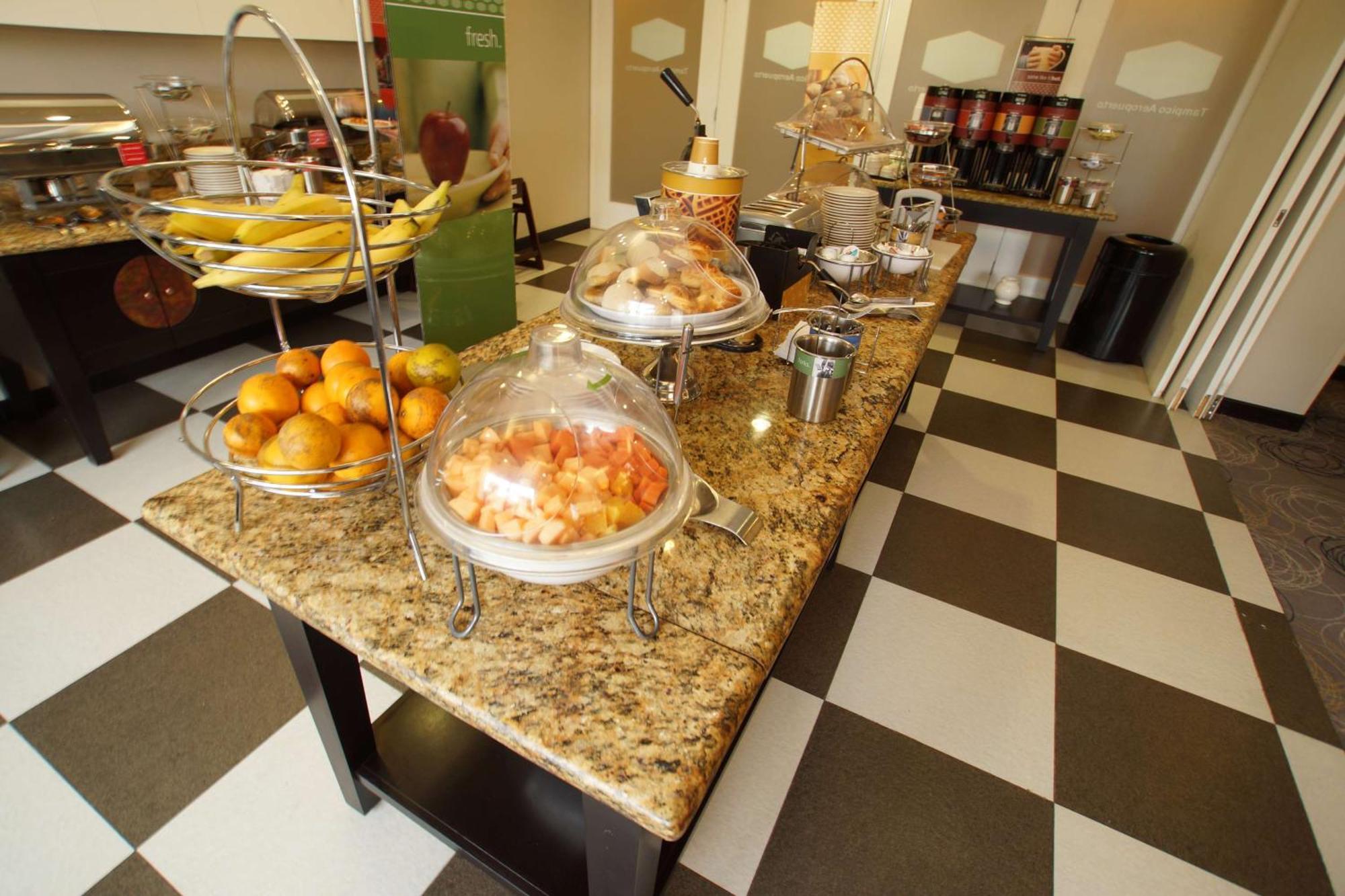 Hampton Inn Tampico Airport Екстер'єр фото