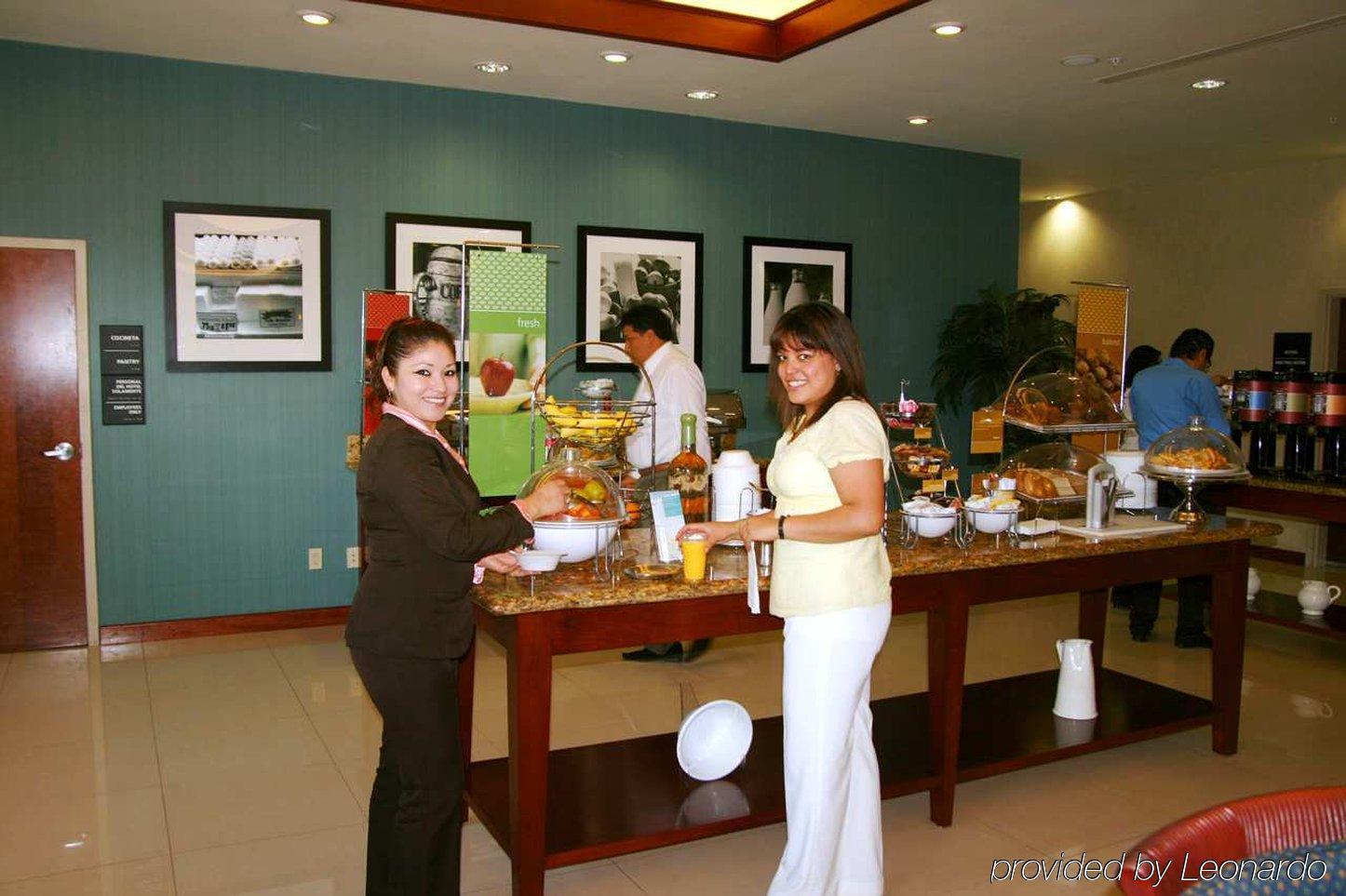 Hampton Inn Tampico Airport Ресторан фото